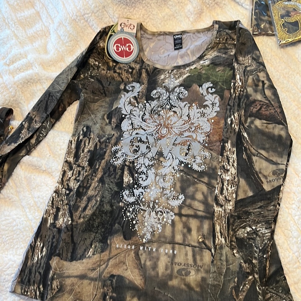 Long sleeve camo thermal with lace back. GWG brand good quality shirt no rips